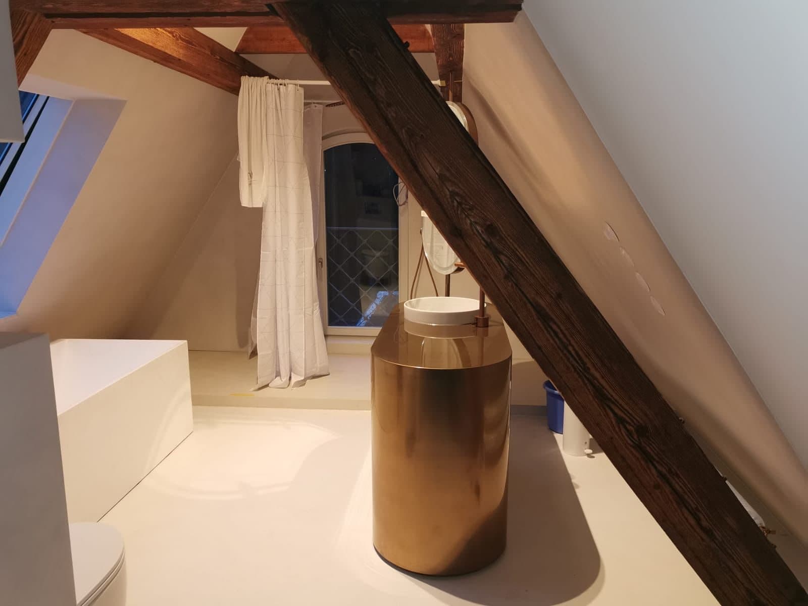 Badsanierung im Dachgeschoss mit freistehender Badewanne, Kesmiris Darmstadt