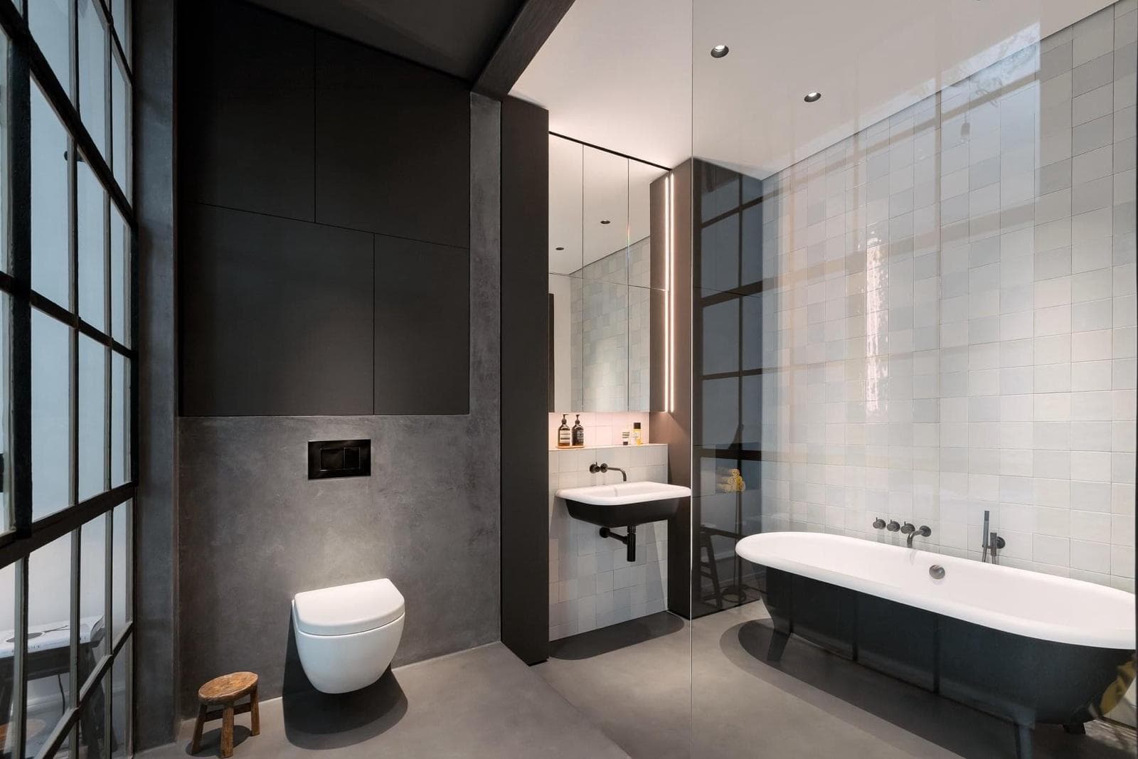 Saniertes Bad mit freistehender Wanne, Wand-WC und Glastrennung