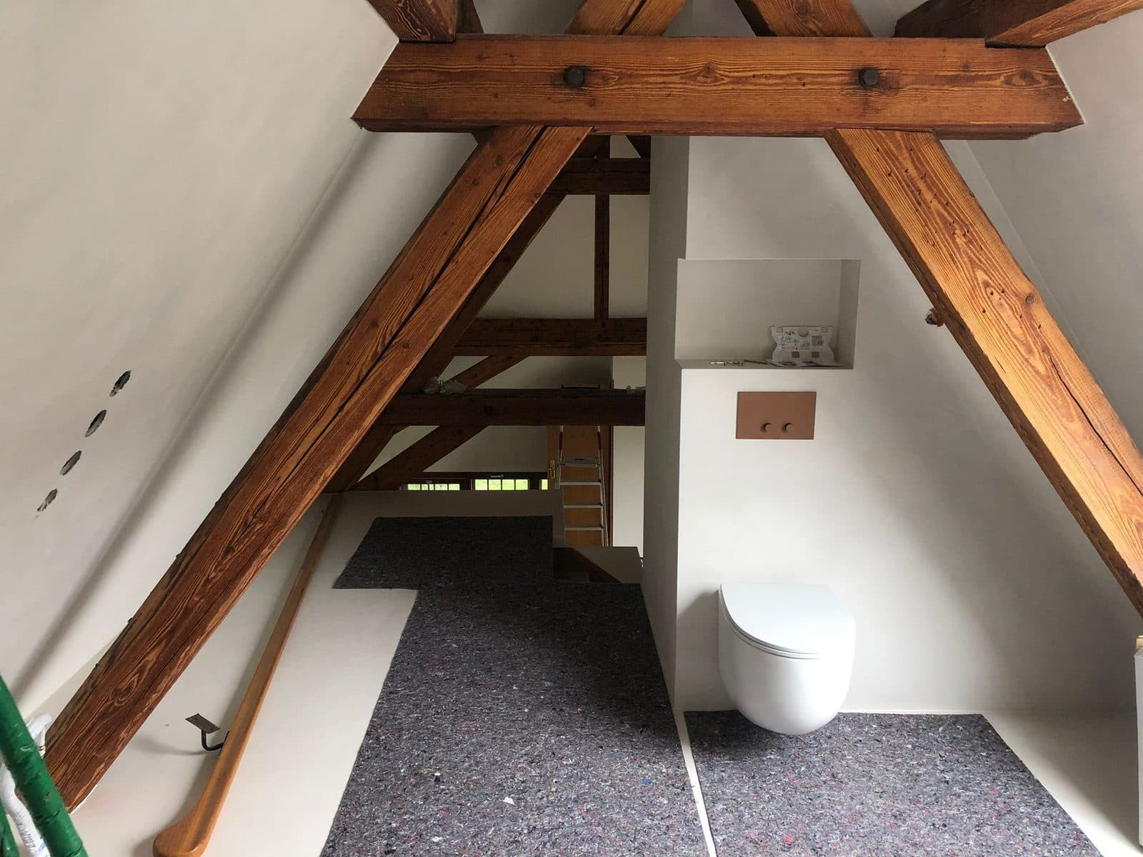Gäste-WC in der Dachschräge mit Wand-WC, Sanitär von Kesmiris Darmstadt