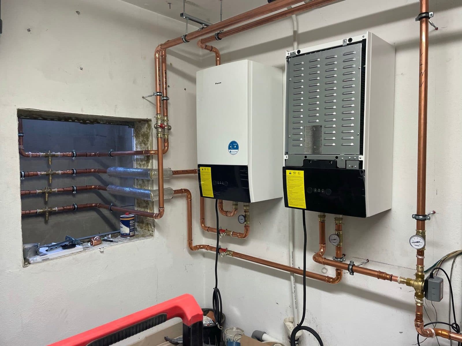 Daikin Luft-Wasser-Wärmepumpe mit Kupferverrohrung im Technikraum, installiert von Kesmiris in Darmstadt