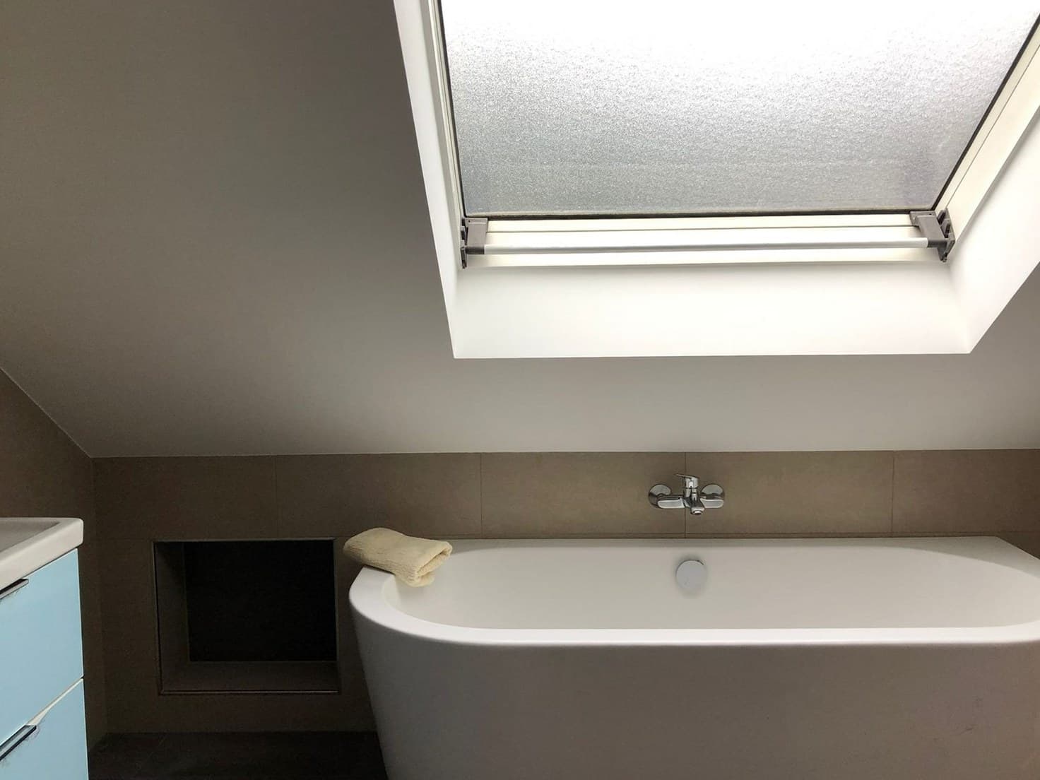Modernes Bad mit freistehender Badewanne unter Dachfenster, Badsanierung von Kesmiris in Darmstadt