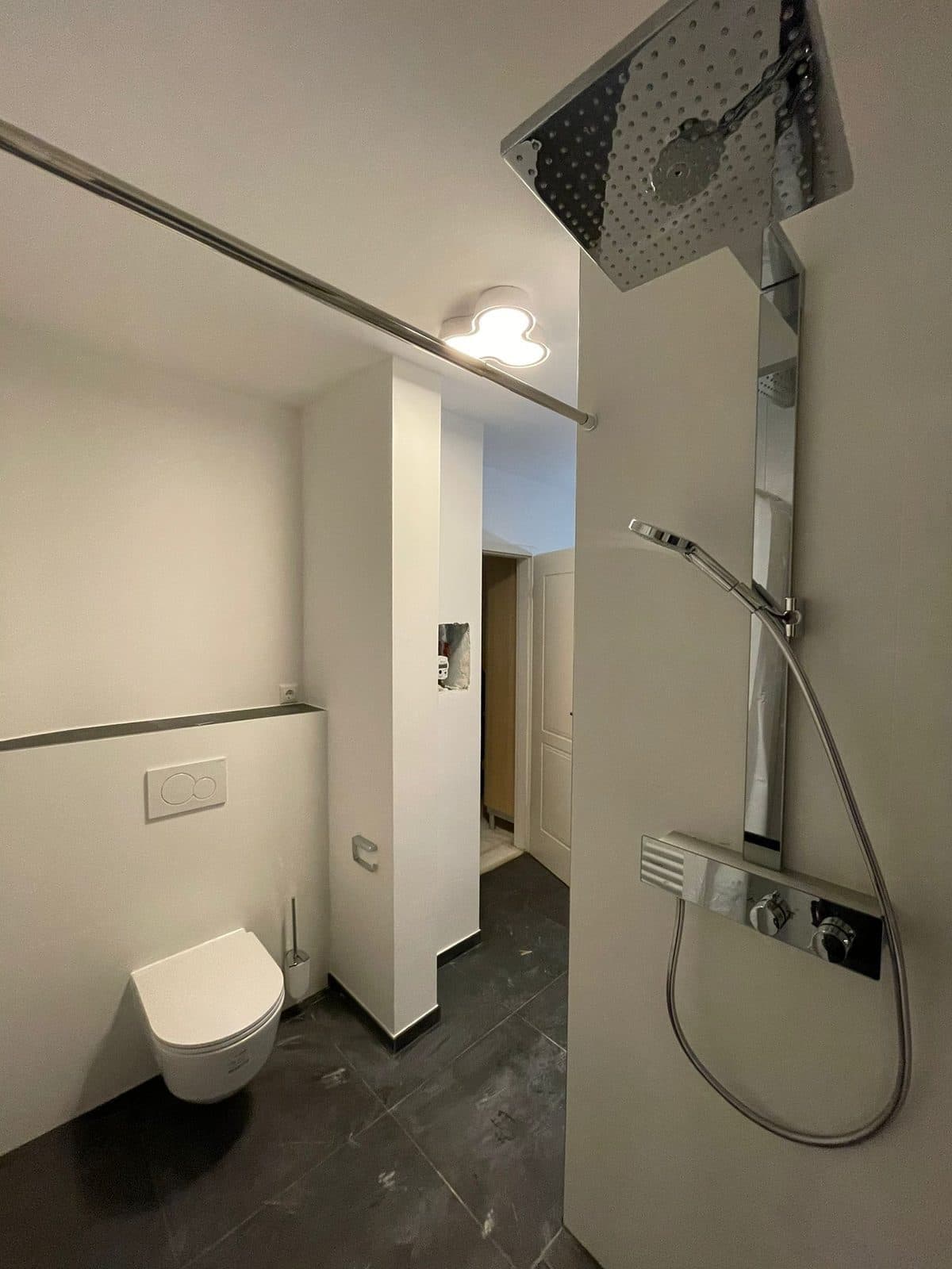 Modernes Bad mit großer Regendusche, Badsanierung von Kesmiris in Darmstadt