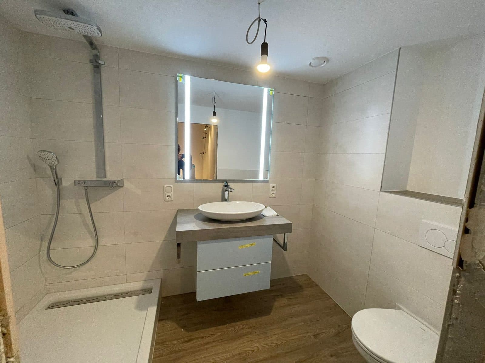 Modernes saniertes Bad mit Dusche und Waschtisch, Referenz vom Meisterbetrieb Kesmiris in Darmstadt
