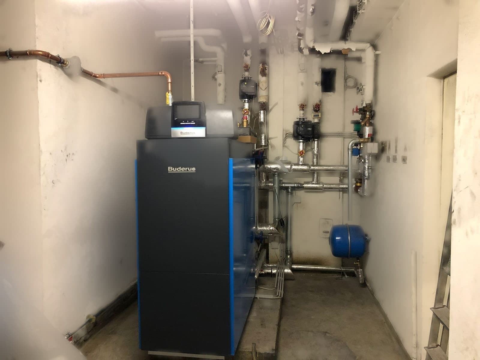 Buderus Heizungsanlage im Technikraum, installiert von Kesmiris in Darmstadt
