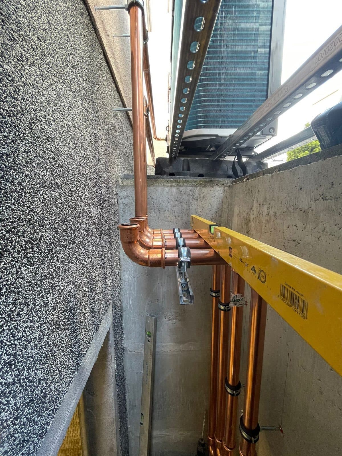 Kupferverrohrung einer Wärmepumpe, handwerklich installiert vom Meisterbetrieb Kesmiris in Darmstadt